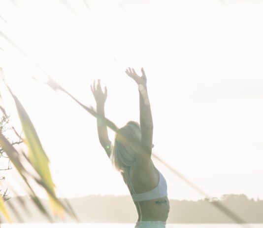 스트레스, ‘마인드풀니스’와 일상 루틴으로 부드럽게 다스린다 woman standing near body of water