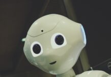 내 손안의 건강 비서, AI와 함께하는 스마트 라이프 white robot toy holding black tablet
